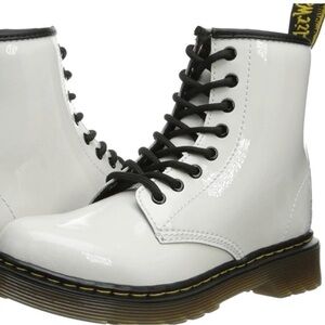 Dr. Martens #1460 Patent Leather White
Lace-up boots.